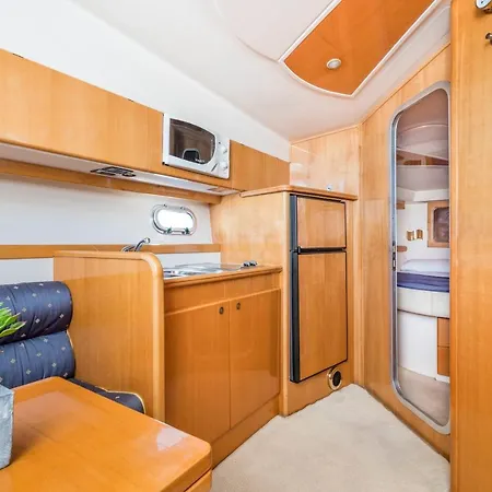 Rent Raffaelli40 In Hotel en barco *