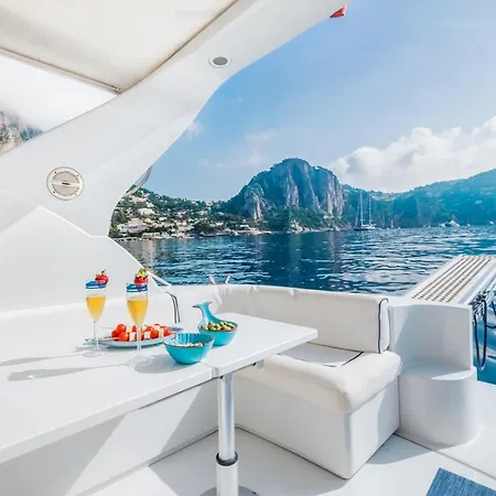 Rent Raffaelli40 In Hotel en barco Capri